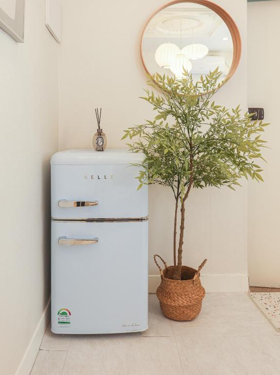 Hongdae#Hongik Univ Station 9 min Walk#Airport Railroad Access#Free Parking#Free Netflix#Free WiFi#Luggage Storage#Washer and Dryer photo