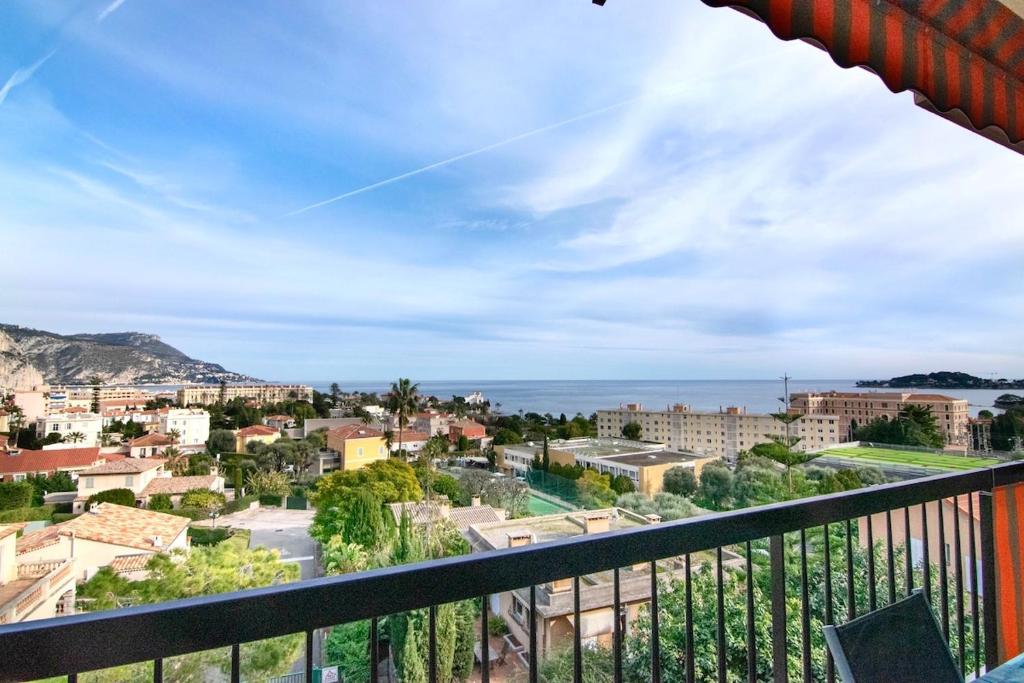 une vue d'une ville depuis un balcon dans l'établissement 3 rooms panoramic sea view, à Beaulieu-sur-Mer