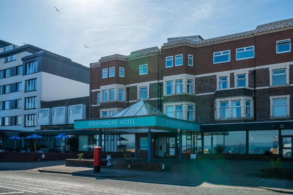 Un edificio con un cartel del hotel Supreme en The Strathmore Hotel, en Morecambe