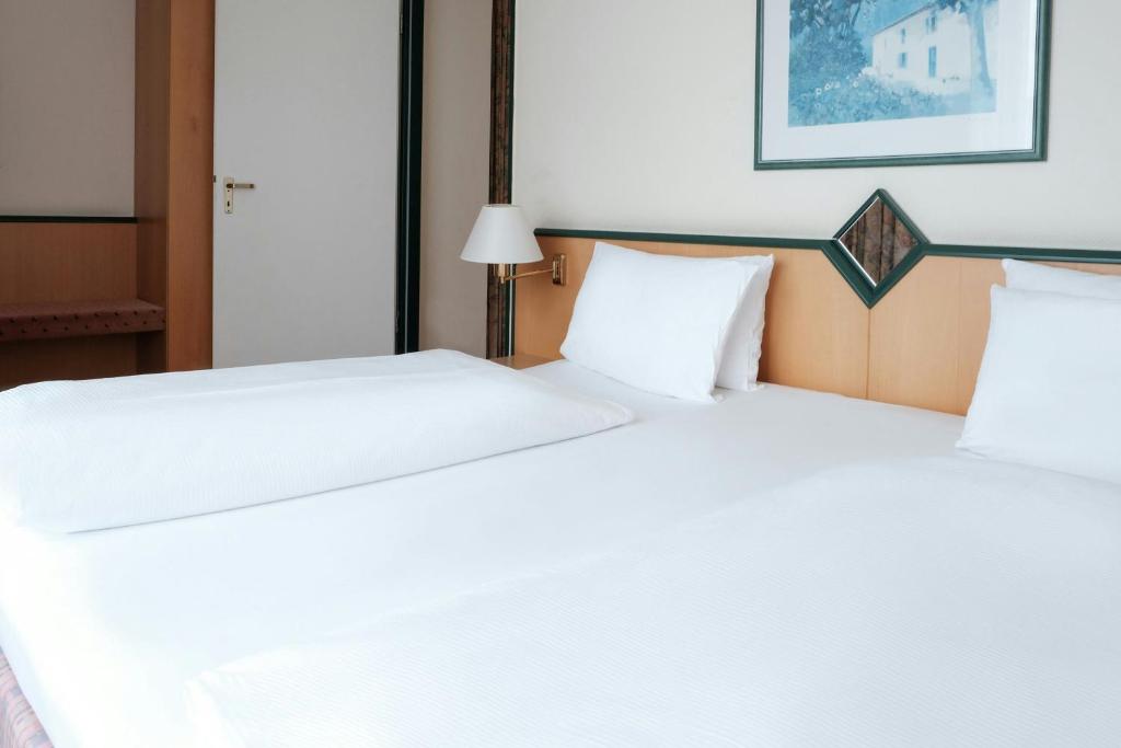 FOUR Essen City Centre - One-Bedroom King Suite With Sofa Bed