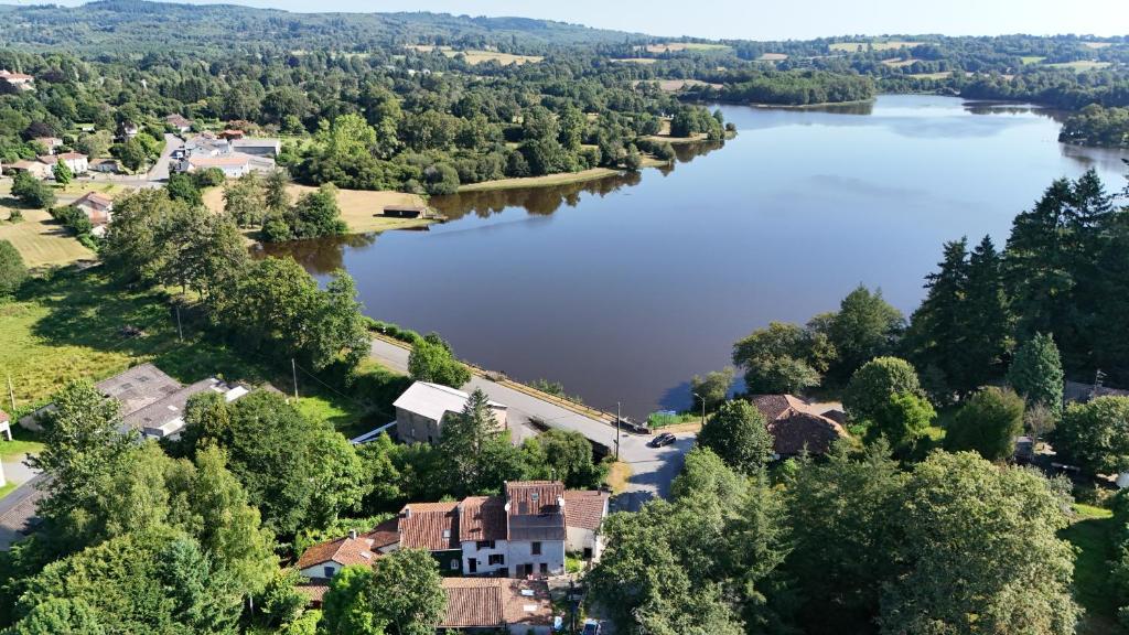 - une vue aérienne sur une maison à côté d'un lac dans l'établissement Heaven's Cottage, à Cieux