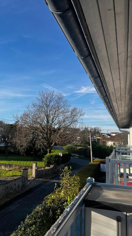 - une vue sur une route depuis le balcon d'une maison dans l'établissement Villas del Emperador, à Hendaye
