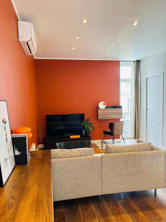 un salon avec un canapé et une télévision dans l'établissement Terracotta 7 Quiet and Private Parking, à Marseille