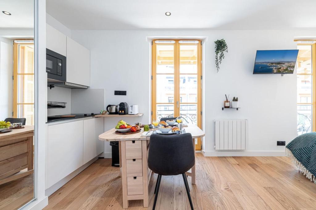 une cuisine avec une table avec un bol de fruits dessus dans l'établissement BUFFA 3-53 - Superb Studio Suite City Center, à Nice