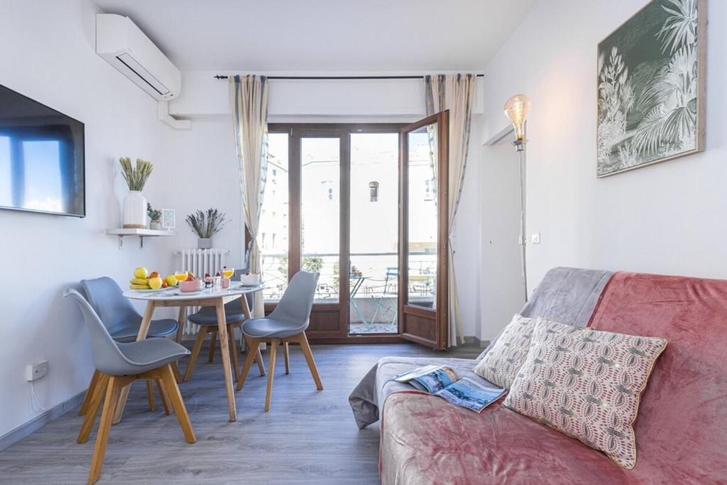 un salon avec un canapé et une table dans l'établissement BUFFA 21 - 2min from the Sea - Terrace, à Nice