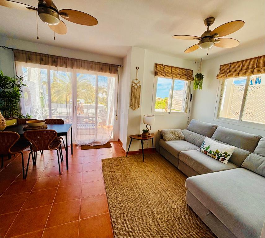 Posedenie v ubytovaní 2 Bedroom Apartment with Sea Views