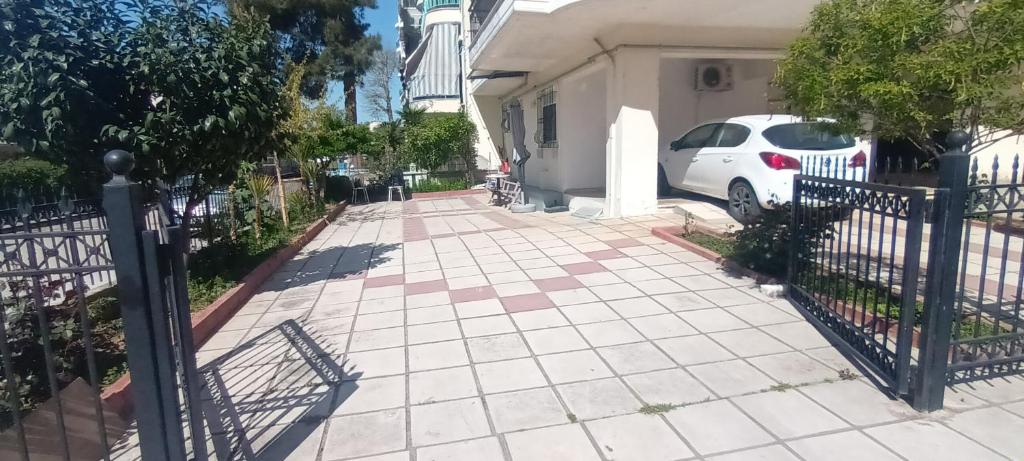 Το κτήριο όπου στεγάζεται  το διαμέρισμα