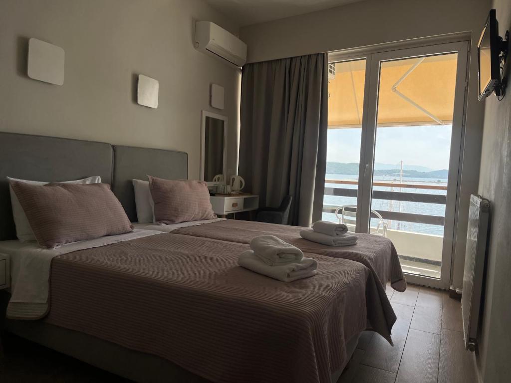 Postel nebo postele na pokoji v ubytování Hotel Avra