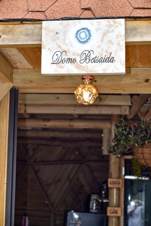 a sign for a dona beethacia on a building at betsaida in Chiquinquirá