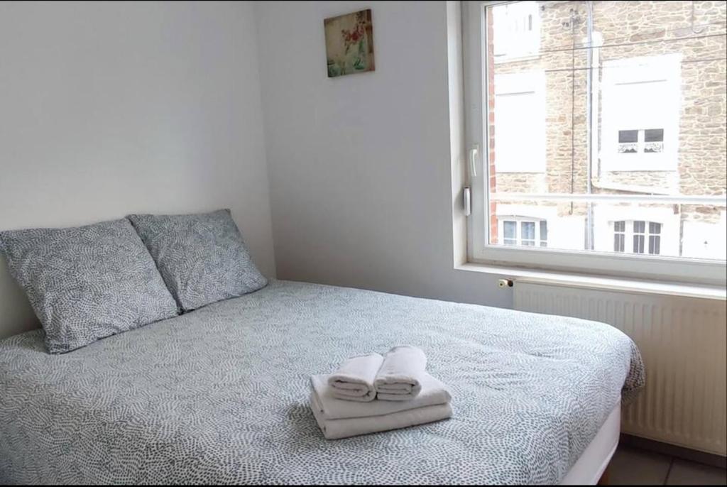 une chambre avec un lit avec deux serviettes dessus dans l'établissement Studio lumineux avec terrasse à 200 m de la plage, à Dinard