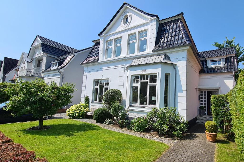 Taman di luar Villa 18