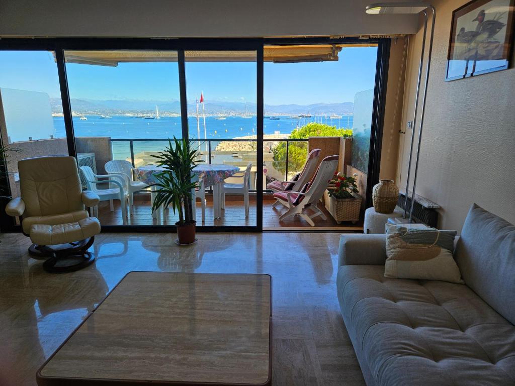 un salon avec un canapé et une vue sur l'océan dans l'établissement Vue mer beau 2 pieces, à Antibes
