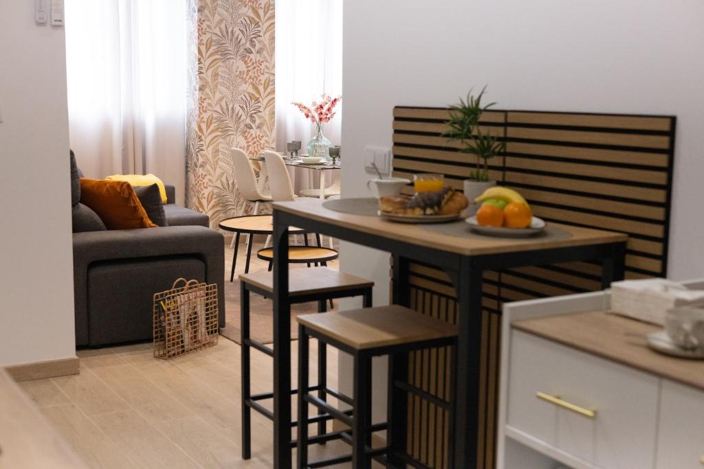 a kitchen and living room with a table and chairs at Camino Termal OURENSE in Valenzana