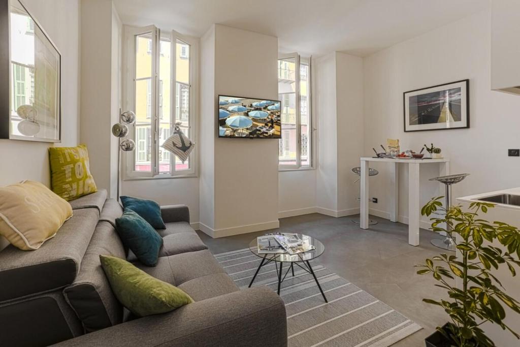un salon avec un canapé et une table dans l'établissement PAULE - Great Old Town Studio w AC, à Nice