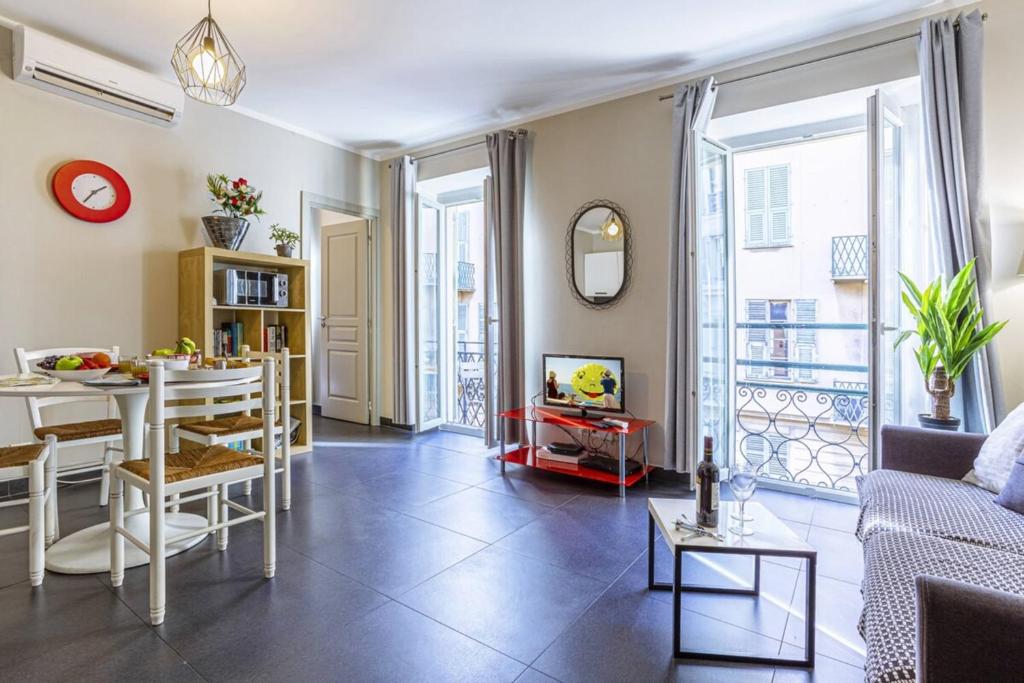 un salon avec une table et une salle à manger dans l'établissement PARADIS - Carré d’Or 1 room - Balcony Sea View, à Nice