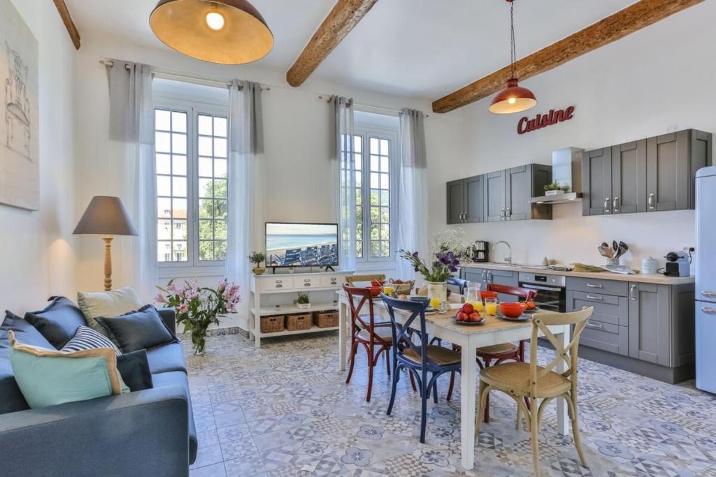 - une cuisine et un salon avec un canapé bleu et une table dans l'établissement GARIB - Place Garibaldi - 4 rooms - Balcony, à Nice