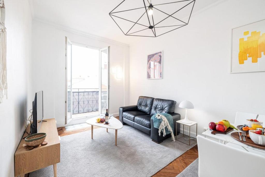 un salon avec un canapé et une télévision dans l'établissement MEDECIN 43 - Superb Bright City Center Apartment, à Nice