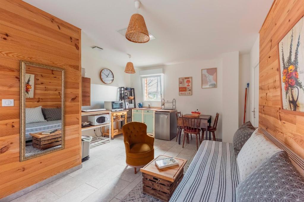 un salon avec une table et une cuisine dans l'établissement Natura Provence, à Saint Antonin du Var