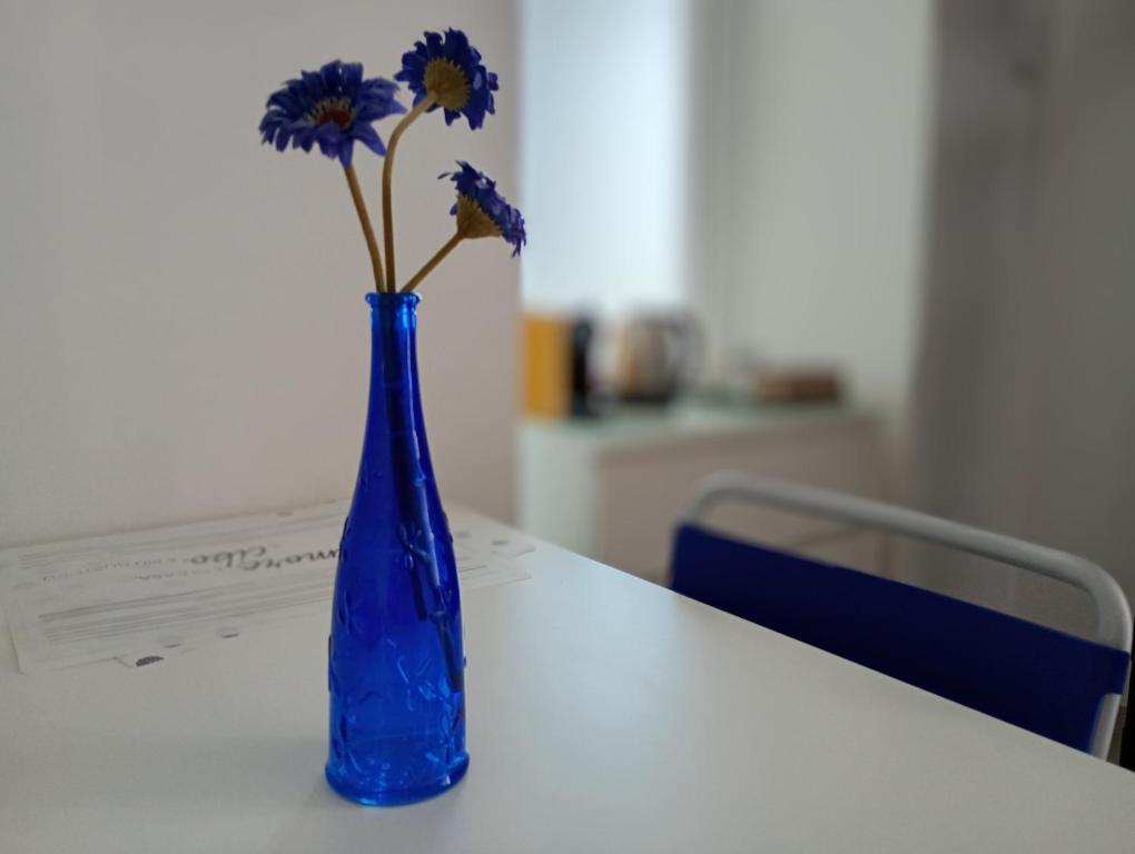 a blue vase with blue flowers sitting on a table at La Romanina in Bagnone