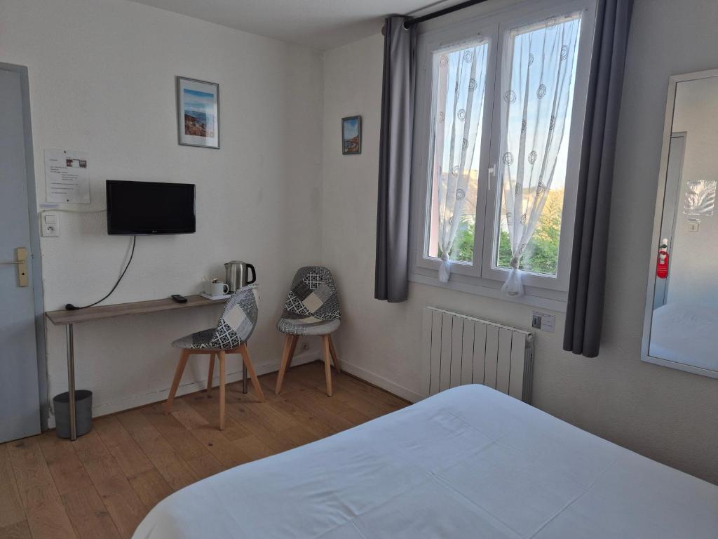 TV a/nebo společenská místnost v ubytování Hôtel Glann Ar Mor