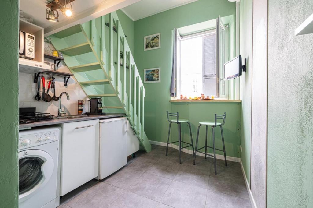 une buanderie avec des murs verts et un escalier avec des tabourets dans l'établissement SIAGRE 35 - Near main Avenue with AC, à Nice