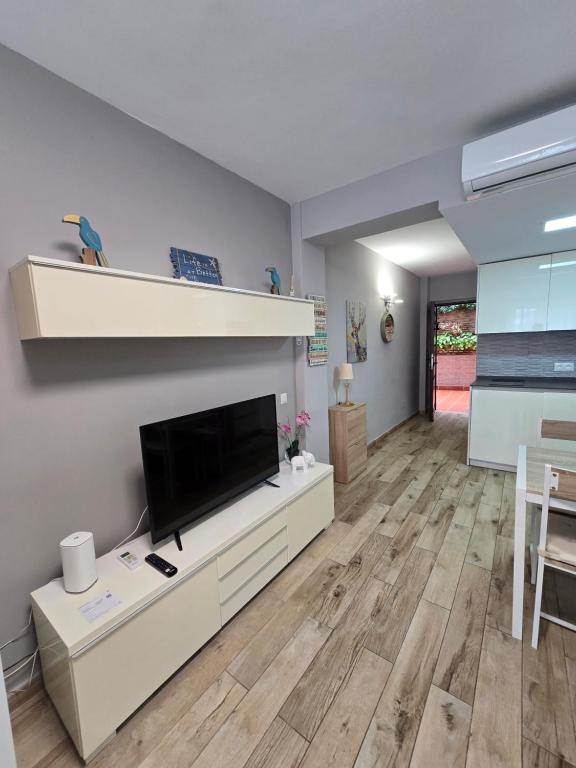 Televízia a/alebo spoločenská miestnosť v ubytovaní Beach Studio Torremolinos