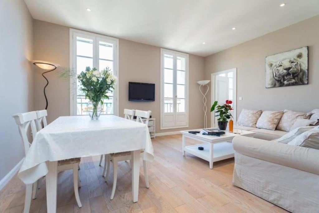 un salon avec une table blanche et un canapé dans l'établissement JEAN JAURES - 90m2 wAC 2min to Beach, à Nice