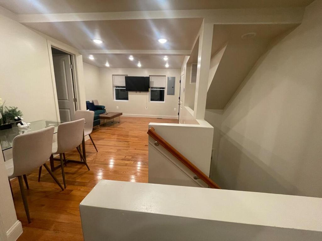 Et opholdsområde på Chic 4 Br, 2Ba Apt in SE DC