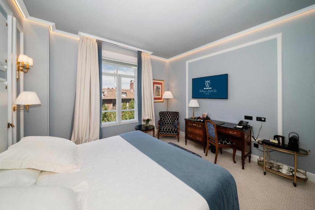 Postel nebo postele na pokoji v ubytování Wellington Hotel & Spa Madrid