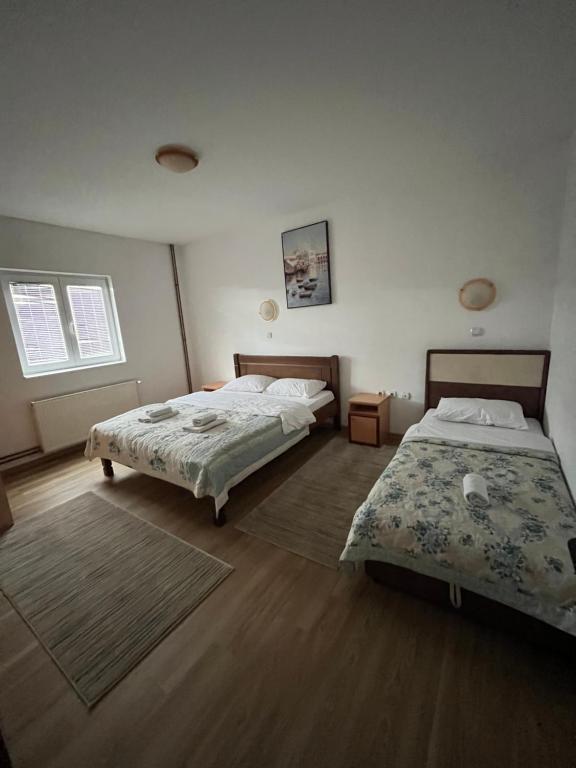Postel nebo postele na pokoji v ubytování Hotel Lovac