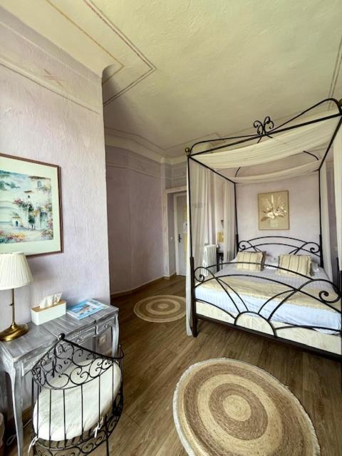 Postel nebo postele na pokoji v ubytování Hôtel Miramar