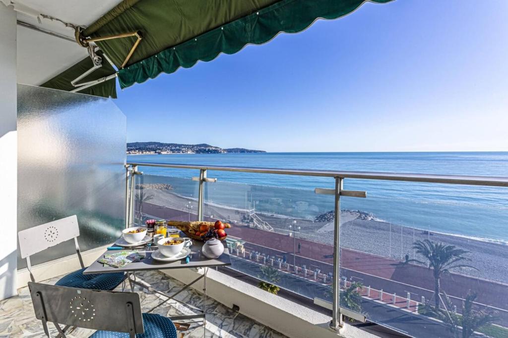 un balcon avec une table et une vue sur l'océan dans l'établissement PROM 199 - Spacious studio - Promenade - Sea View, à Nice