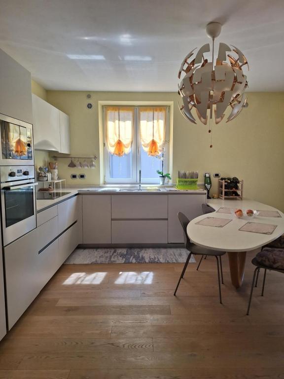Kuchyň nebo kuchyňský kout v ubytování Casa 'Rosa dei laghi'
