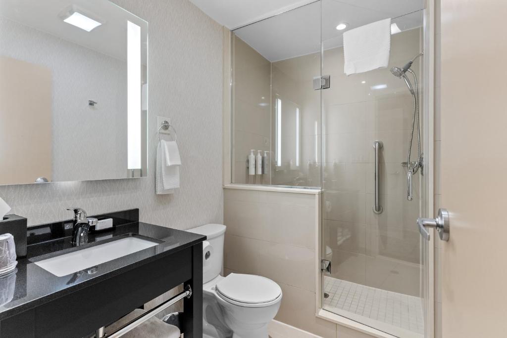 
Queen Suite with Horseshoe Falls View
