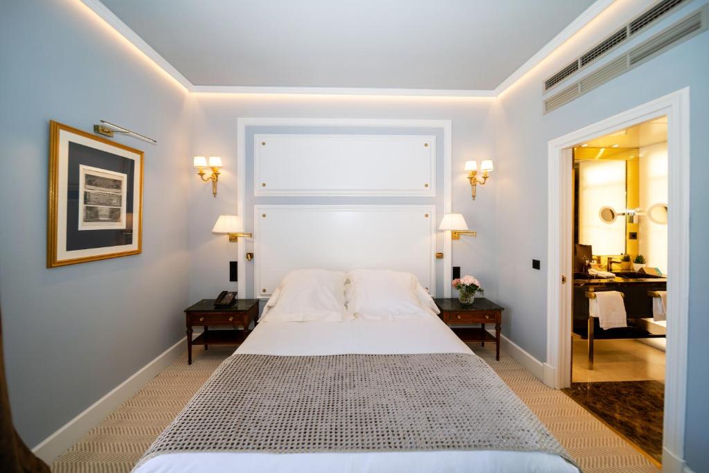 Postel nebo postele na pokoji v ubytování Wellington Hotel & Spa Madrid