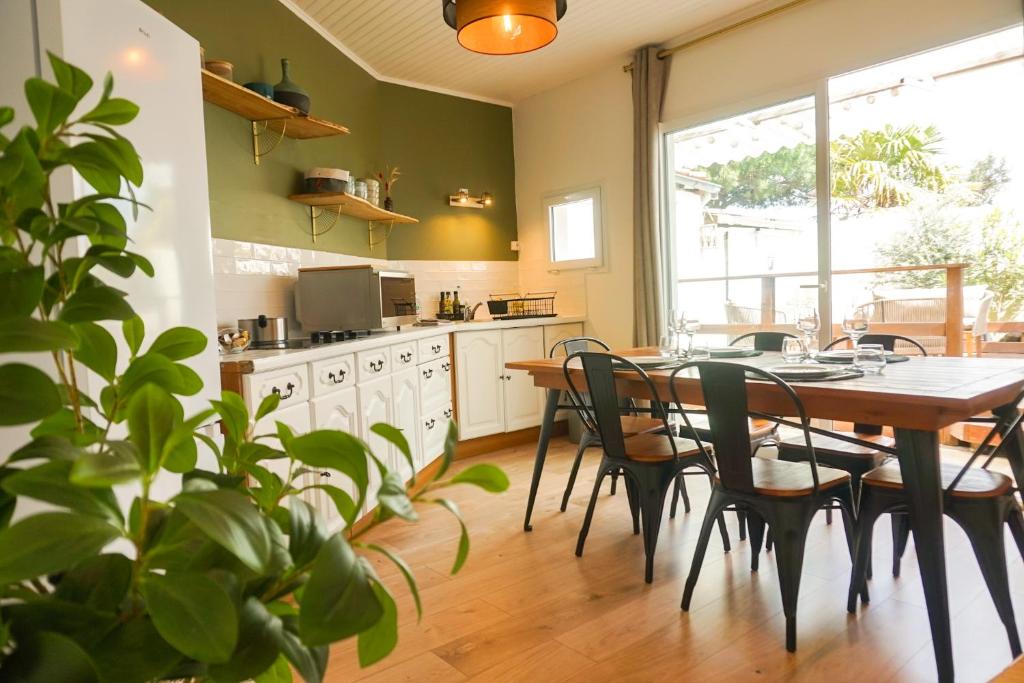 Kuchyňa alebo kuchynka v ubytovaní Maison des Pins - Les Sables d'Olonne