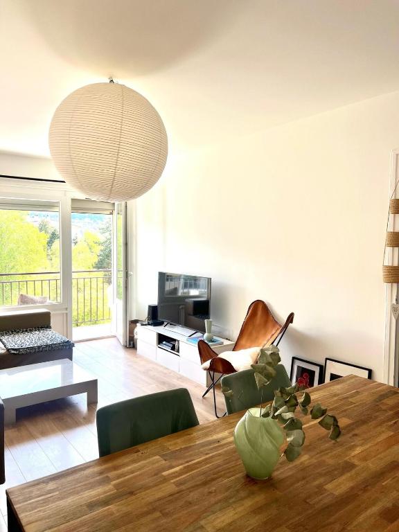 - un salon avec une table et un canapé dans l'établissement Appartement proche Lac ANNECY, à Annecy