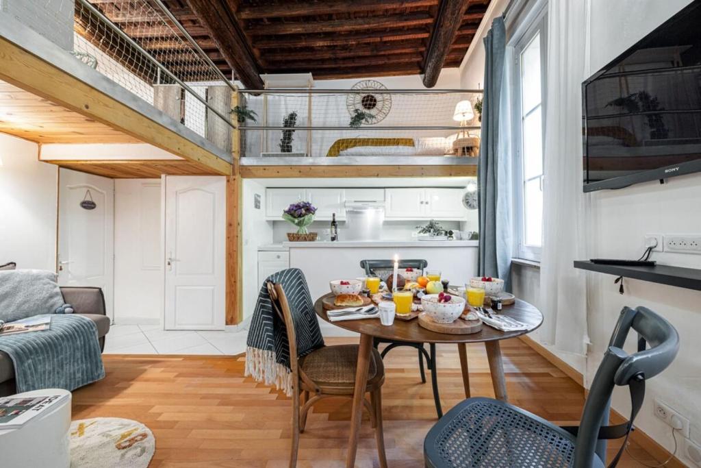 - une petite cuisine avec une table et de la nourriture dans l'établissement PONT VIEUX - Duplex Old Town Near Place Rossetti, à Nice