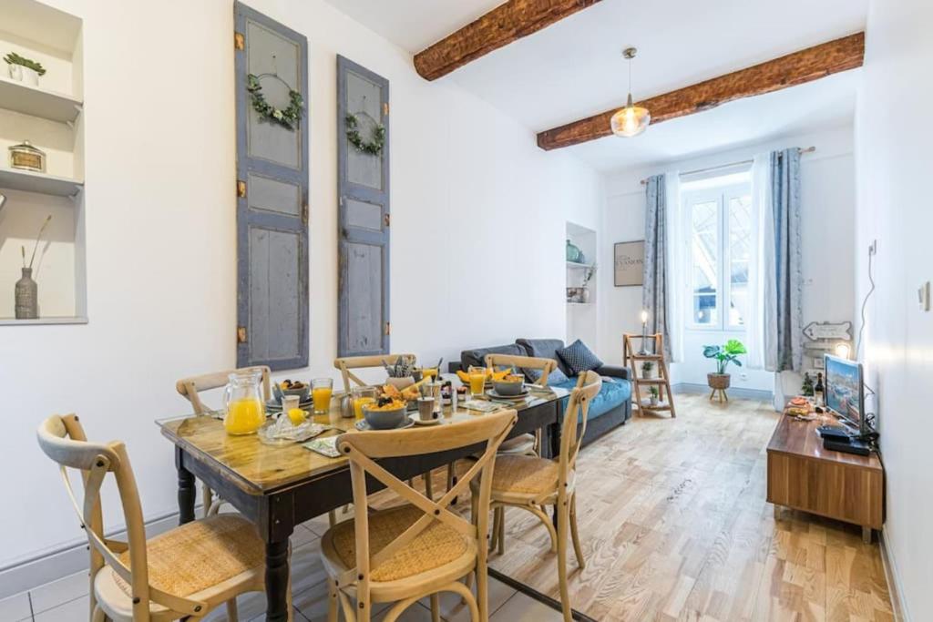 une salle à manger et un salon avec une table et des chaises dans l'établissement GALLIENI - Superb & Unique in City Center, à Nice