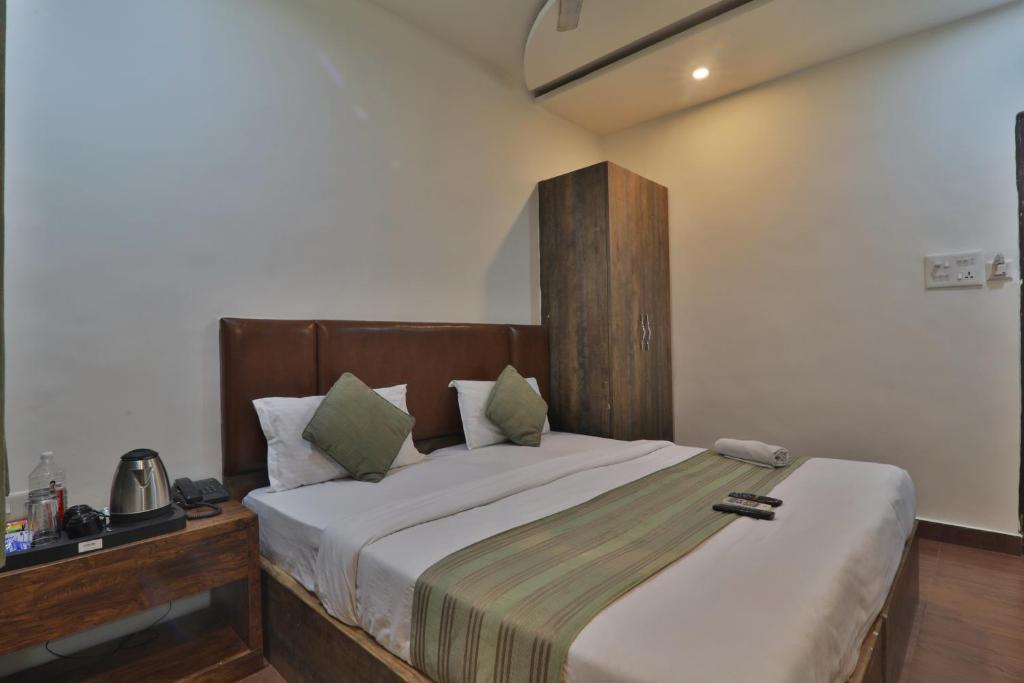 Postel nebo postele na pokoji v ubytování Hotel Luxury Janki Near Vishwanath Temple, #Famiily Choice #Free Wifi #Free Parking #Prime Location