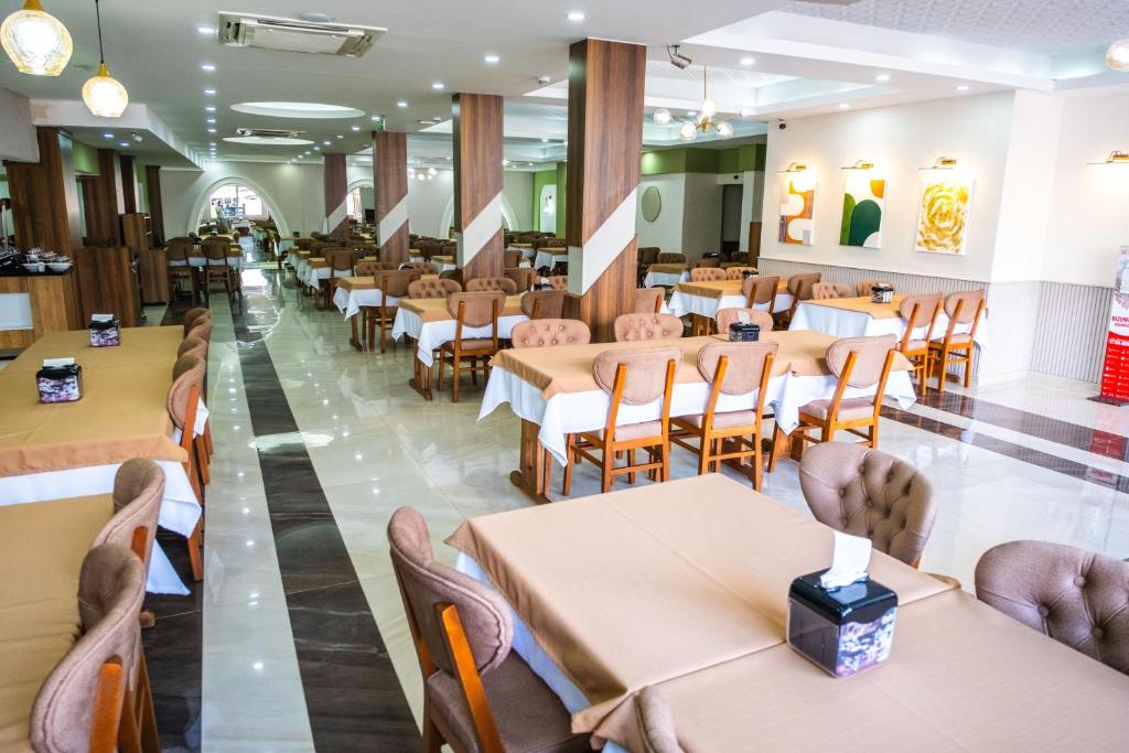 Restaurace v ubytování Acar Hotel
