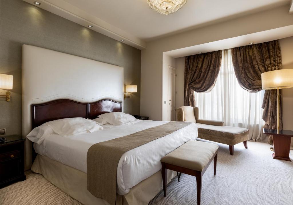 Postel nebo postele na pokoji v ubytování Wellington Hotel & Spa Madrid
