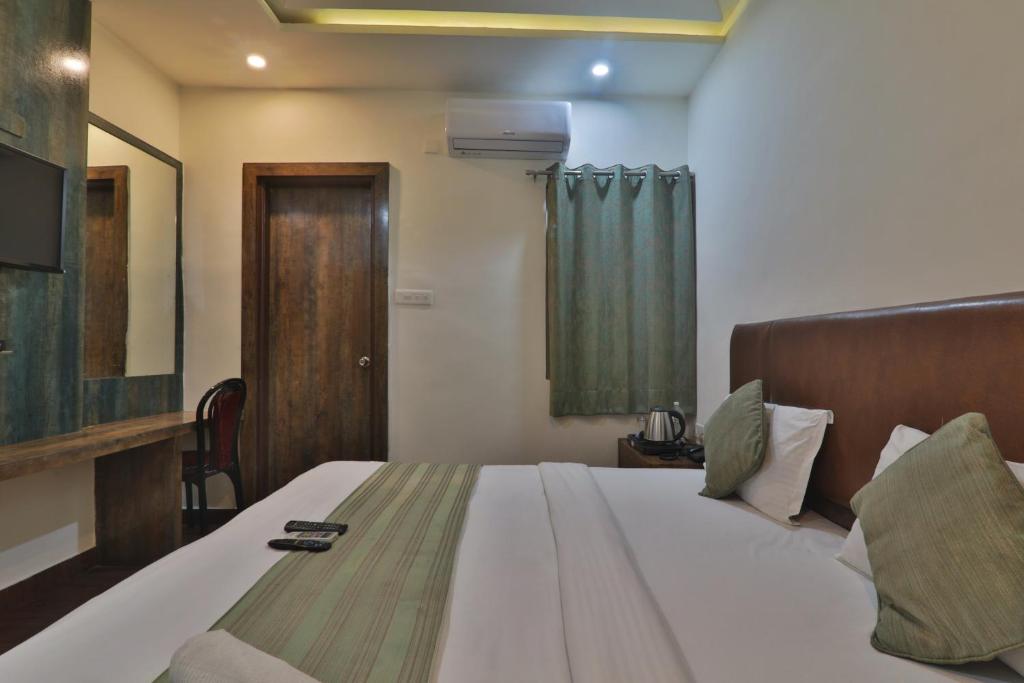 Postel nebo postele na pokoji v ubytování Hotel Luxury Janki Near Vishwanath Temple, #Famiily Choice #Free Wifi #Free Parking #Prime Location