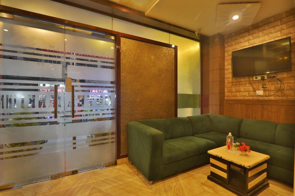 Posezení v ubytování Hotel Luxury Janki Near Vishwanath Temple, #Famiily Choice #Free Wifi #Free Parking #Prime Location