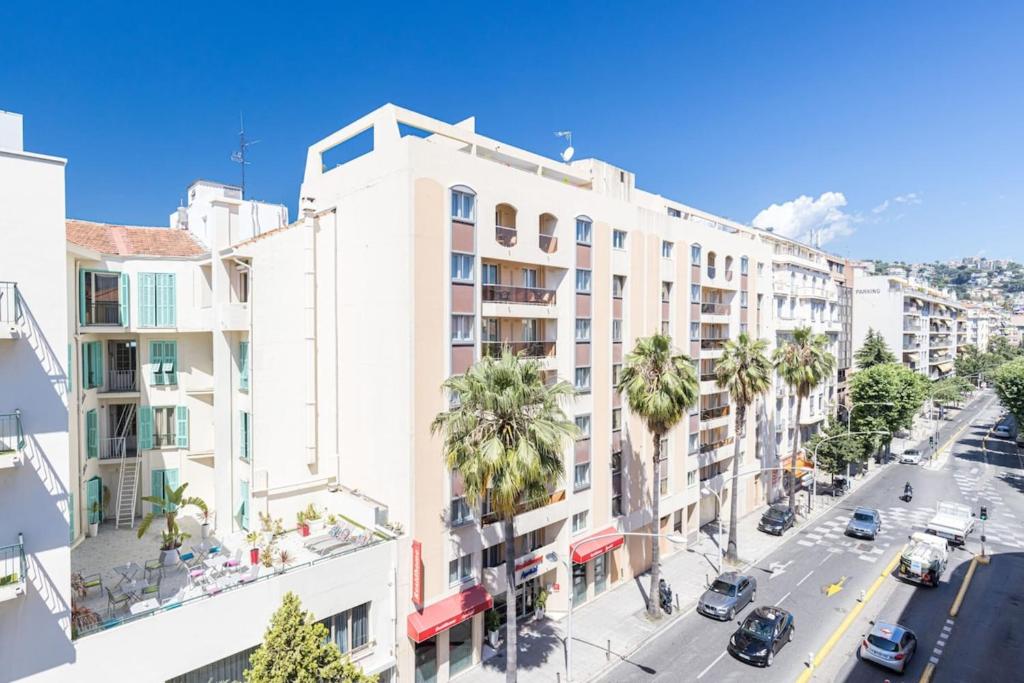 une image d'une rue urbaine avec des bâtiments dans l'établissement GROSSO 4 - Studio with Balcony - Near the Sea, à Nice