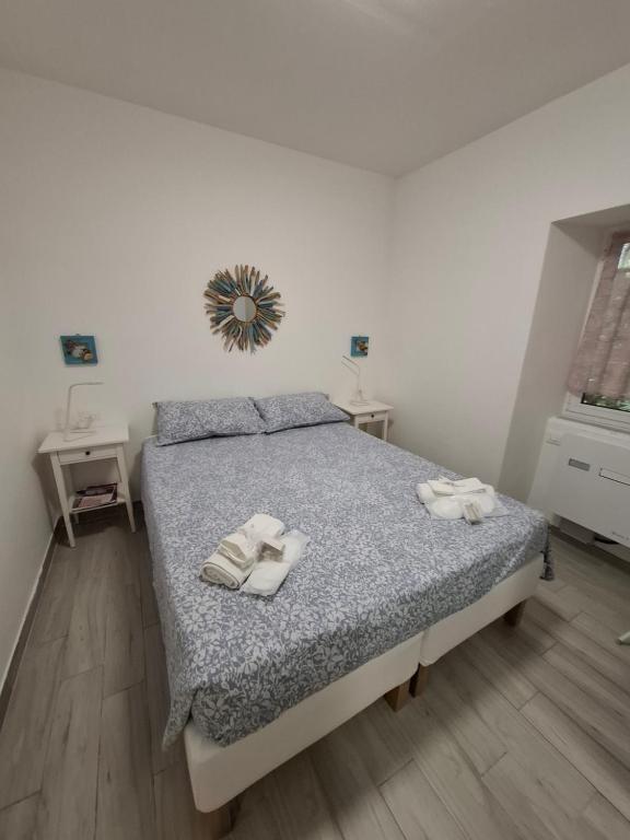 une chambre avec un lit avec deux serviettes dessus dans l'établissement Casa Emma, à Chiavari