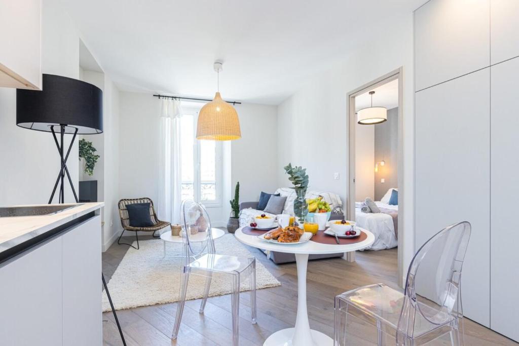 une cuisine et un salon avec une table et des chaises dans l'établissement BAVASTRO - The Port - New apartment 2 rooms, à Nice