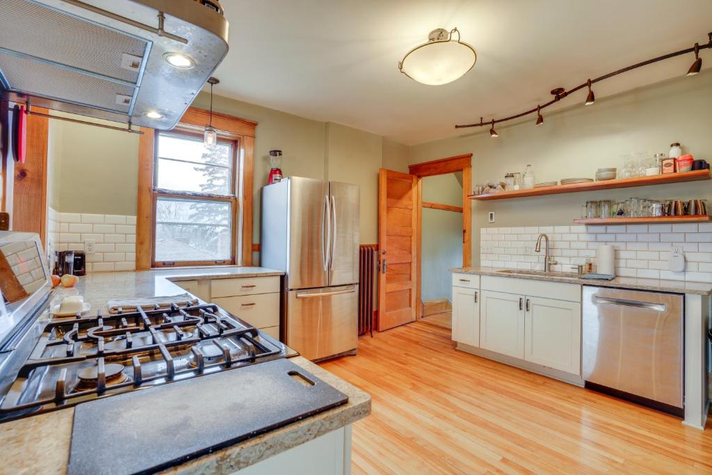 Dapur atau dapur kecil di 1 Mi to Como Park WFH-Friendly Saint Paul Duplex!