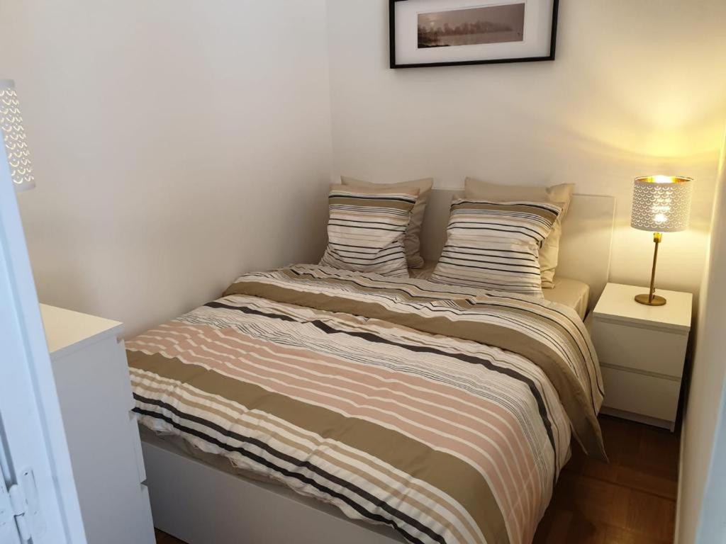 - une petite chambre avec un lit et une couverture dans l'établissement Le Charmetta Residence, à Nice