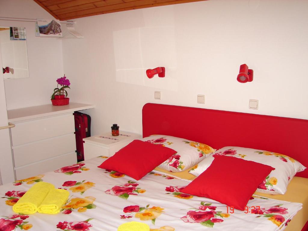 En eller flere senger på et rom på Apartma Žvan